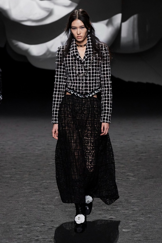 الكاميليا رمز أبدي لدار CHANEL... مجموعة خريف وشتاء 2023-2024 تزهر أناقةً وسحرًا