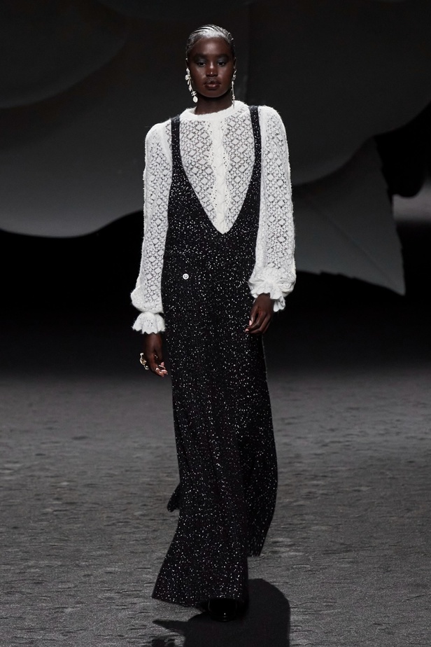 الكاميليا رمز أبدي لدار CHANEL... مجموعة خريف وشتاء 2023-2024 تزهر أناقةً وسحرًا