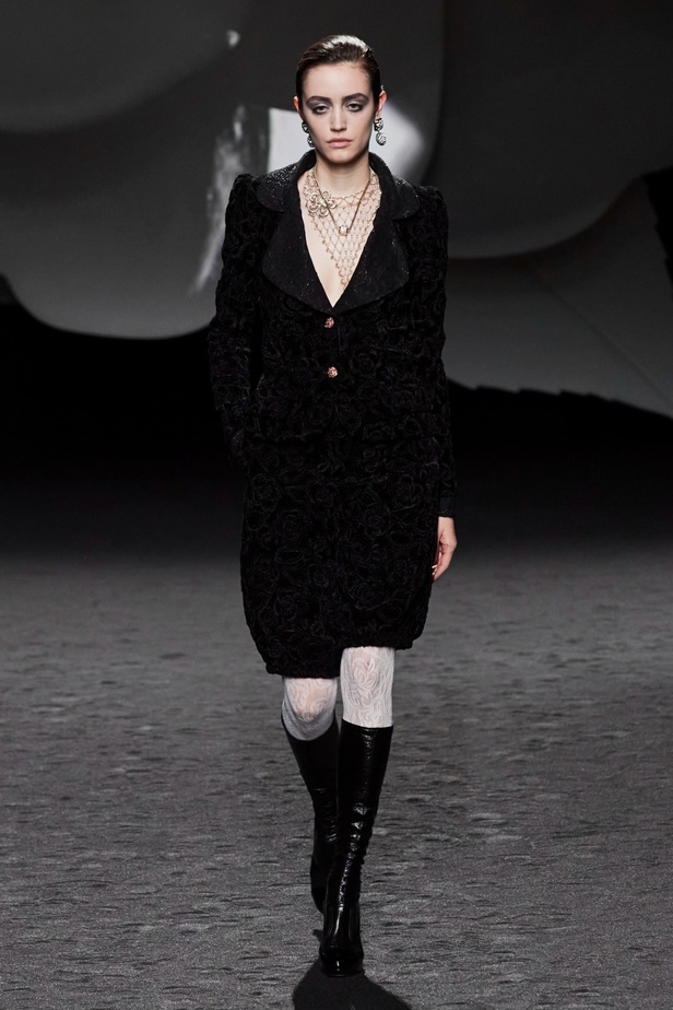 الكاميليا رمز أبدي لدار CHANEL... مجموعة خريف وشتاء 2023-2024 تزهر أناقةً وسحرًا