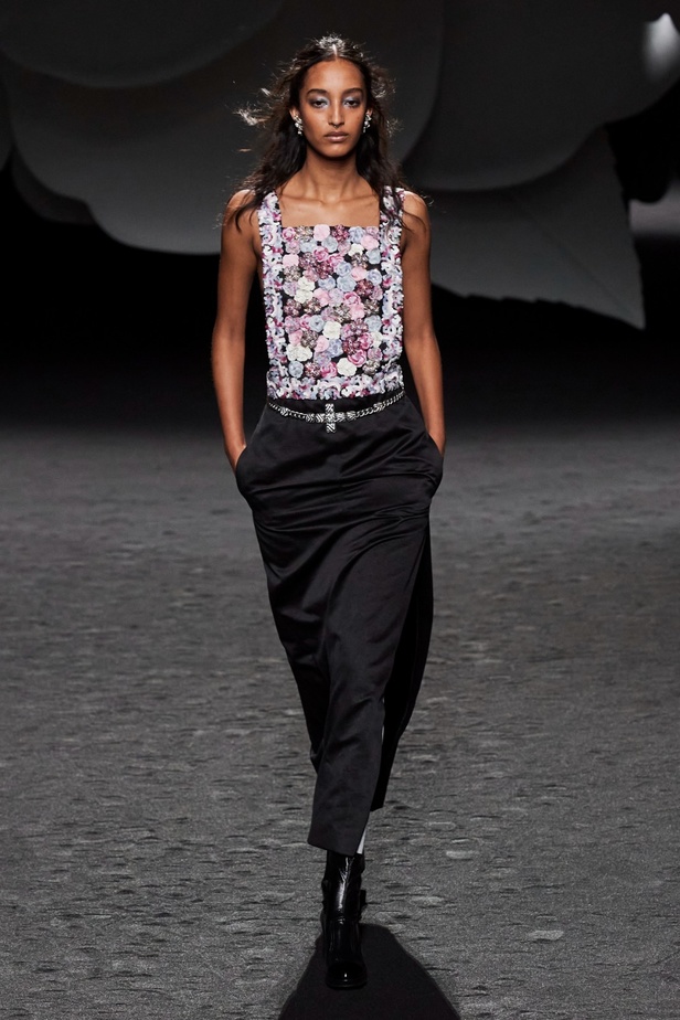 الكاميليا رمز أبدي لدار CHANEL... مجموعة خريف وشتاء 2023-2024 تزهر أناقةً وسحرًا