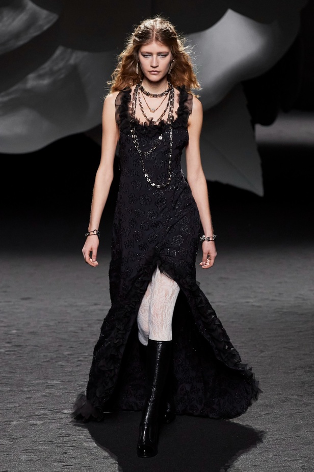 الكاميليا رمز أبدي لدار CHANEL... مجموعة خريف وشتاء 2023-2024 تزهر أناقةً وسحرًا