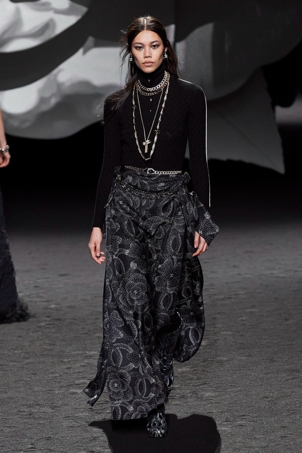 الكاميليا رمز أبدي لدار CHANEL... مجموعة خريف وشتاء 2023-2024 تزهر أناقةً وسحرًا