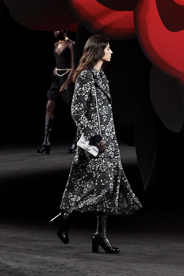 الكاميليا رمز أبدي لدار CHANEL... مجموعة خريف وشتاء 2023-2024 تزهر أناقةً وسحرًا