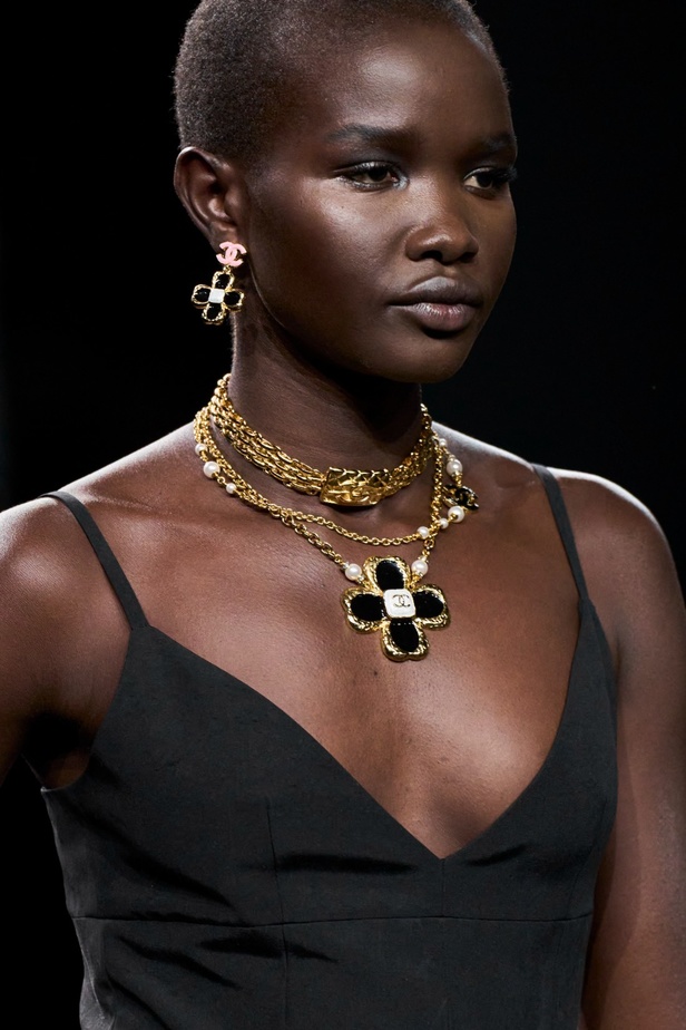 الكاميليا رمز أبدي لدار CHANEL... مجموعة خريف وشتاء 2023-2024 تزهر أناقةً وسحرًا