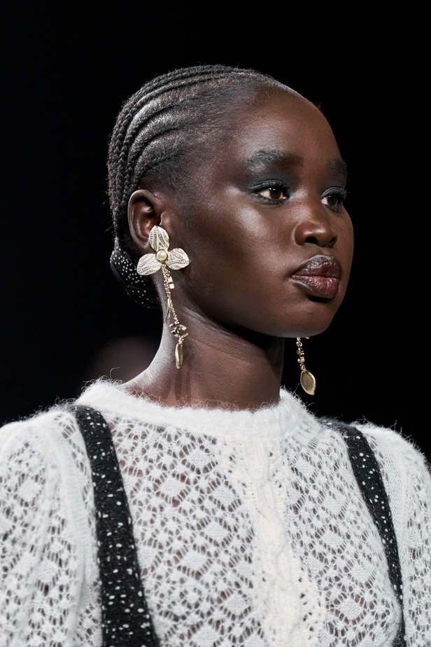 الكاميليا رمز أبدي لدار CHANEL... مجموعة خريف وشتاء 2023-2024 تزهر أناقةً وسحرًا