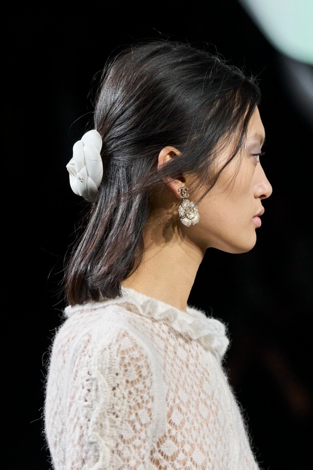 الكاميليا رمز أبدي لدار CHANEL... مجموعة خريف وشتاء 2023-2024 تزهر أناقةً وسحرًا