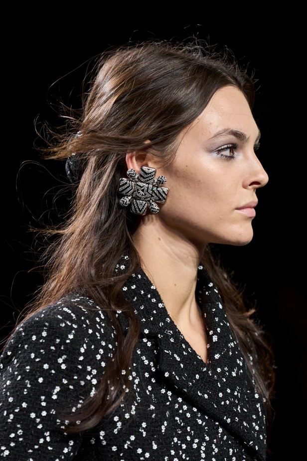 الكاميليا رمز أبدي لدار CHANEL... مجموعة خريف وشتاء 2023-2024 تزهر أناقةً وسحرًا