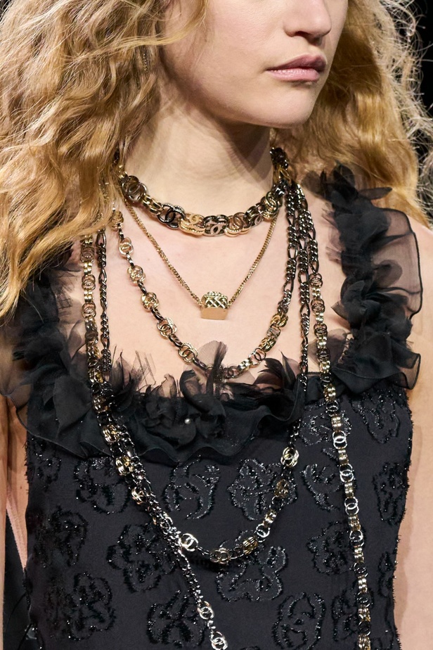 الكاميليا رمز أبدي لدار CHANEL... مجموعة خريف وشتاء 2023-2024 تزهر أناقةً وسحرًا