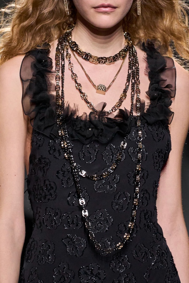 الكاميليا رمز أبدي لدار CHANEL... مجموعة خريف وشتاء 2023-2024 تزهر أناقةً وسحرًا