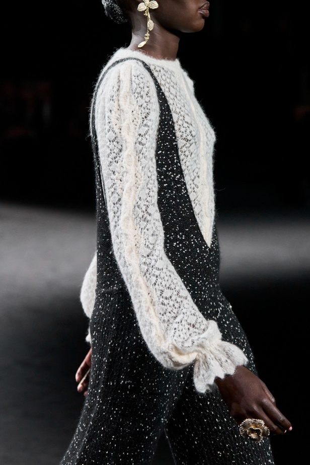 الكاميليا رمز أبدي لدار CHANEL... مجموعة خريف وشتاء 2023-2024 تزهر أناقةً وسحرًا