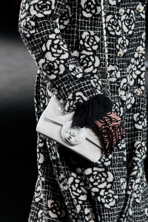 الكاميليا رمز أبدي لدار CHANEL... مجموعة خريف وشتاء 2023-2024 تزهر أناقةً وسحرًا