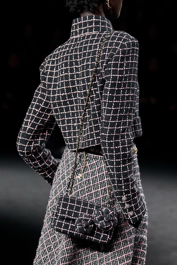 الكاميليا رمز أبدي لدار CHANEL... مجموعة خريف وشتاء 2023-2024 تزهر أناقةً وسحرًا