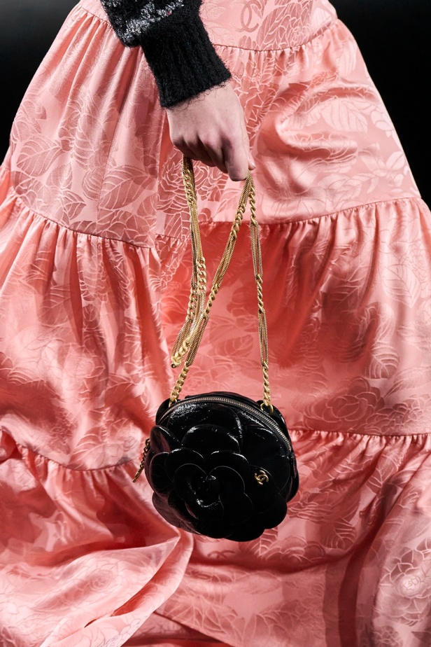 الكاميليا رمز أبدي لدار CHANEL... مجموعة خريف وشتاء 2023-2024 تزهر أناقةً وسحرًا