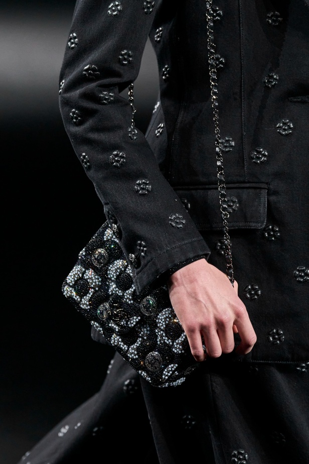 الكاميليا رمز أبدي لدار CHANEL... مجموعة خريف وشتاء 2023-2024 تزهر أناقةً وسحرًا