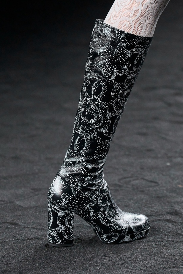 الكاميليا رمز أبدي لدار CHANEL... مجموعة خريف وشتاء 2023-2024 تزهر أناقةً وسحرًا