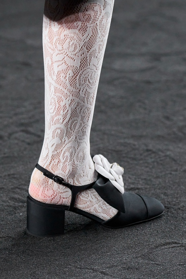 الكاميليا رمز أبدي لدار CHANEL... مجموعة خريف وشتاء 2023-2024 تزهر أناقةً وسحرًا