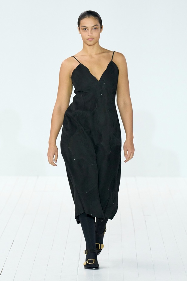 مجموعة Chloe لخريف وشتاء 2023-2024 تستكشف الأنوثة مع شغف التصاميم المستدامة