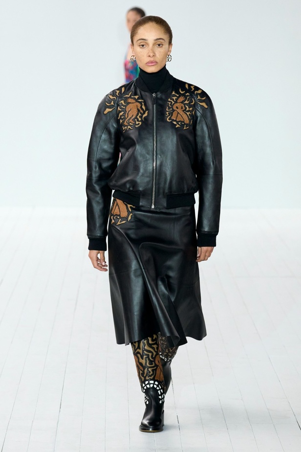 مجموعة Chloe لخريف وشتاء 2023-2024 تستكشف الأنوثة مع شغف التصاميم المستدامة