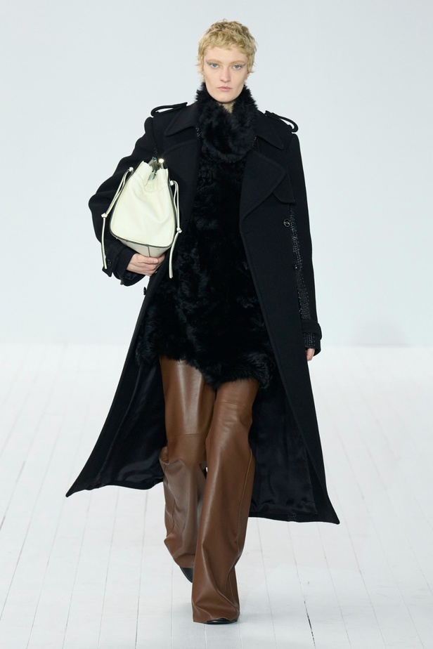 مجموعة Chloe لخريف وشتاء 2023-2024 تستكشف الأنوثة مع شغف التصاميم المستدامة