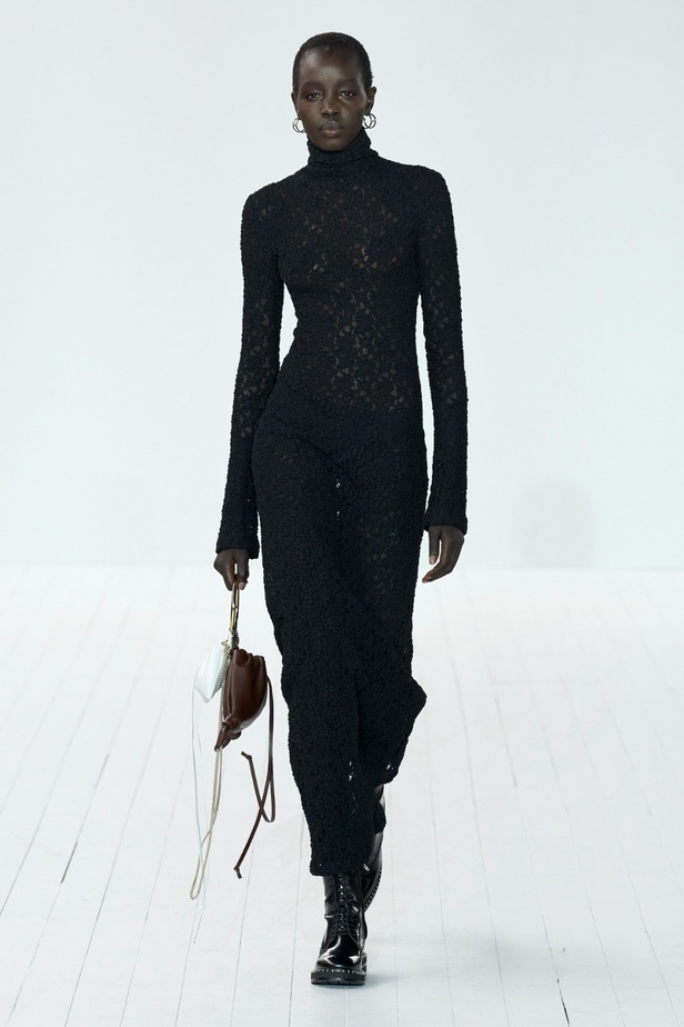 مجموعة Chloe لخريف وشتاء 2023-2024 تستكشف الأنوثة مع شغف التصاميم المستدامة