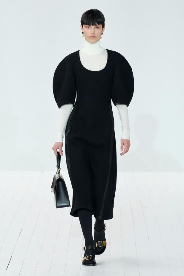 مجموعة Chloe لخريف وشتاء 2023-2024 تستكشف الأنوثة مع شغف التصاميم المستدامة