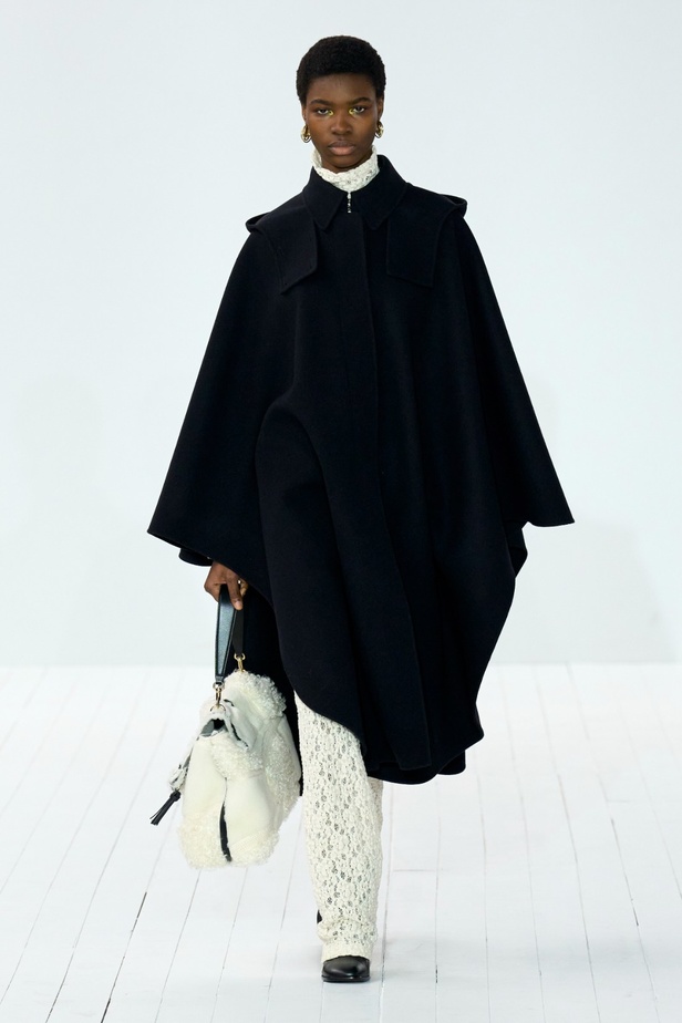 مجموعة Chloe لخريف وشتاء 2023-2024 تستكشف الأنوثة مع شغف التصاميم المستدامة