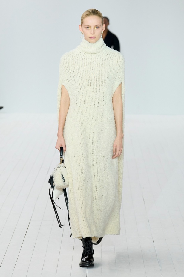 مجموعة Chloe لخريف وشتاء 2023-2024 تستكشف الأنوثة مع شغف التصاميم المستدامة