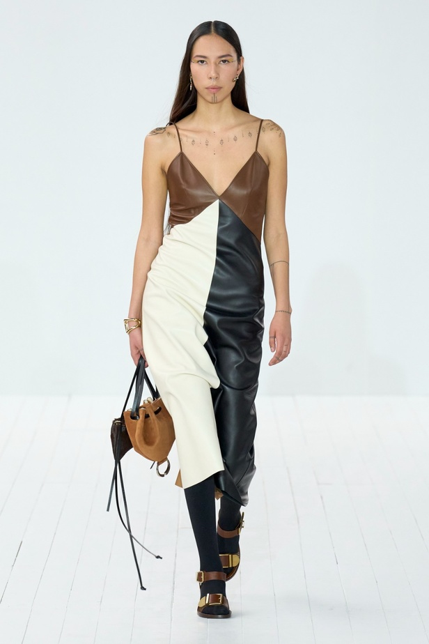 مجموعة Chloe لخريف وشتاء 2023-2024 تستكشف الأنوثة مع شغف التصاميم المستدامة