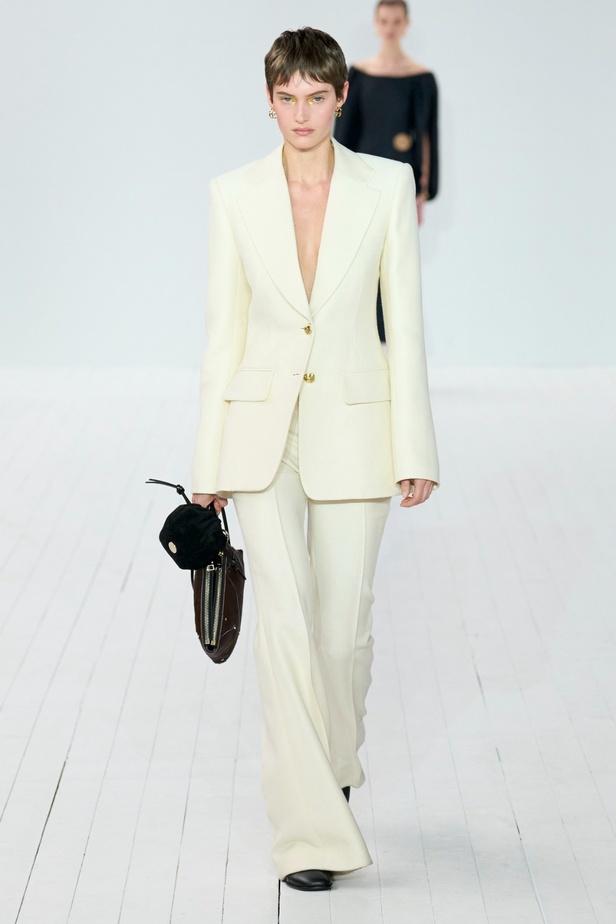 مجموعة Chloe لخريف وشتاء 2023-2024 تستكشف الأنوثة مع شغف التصاميم المستدامة