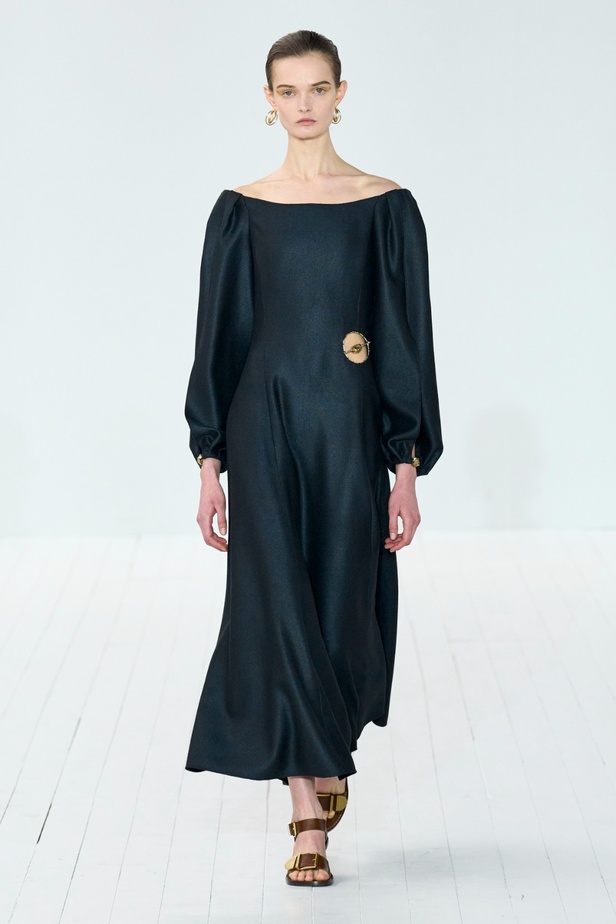 مجموعة Chloe لخريف وشتاء 2023-2024 تستكشف الأنوثة مع شغف التصاميم المستدامة