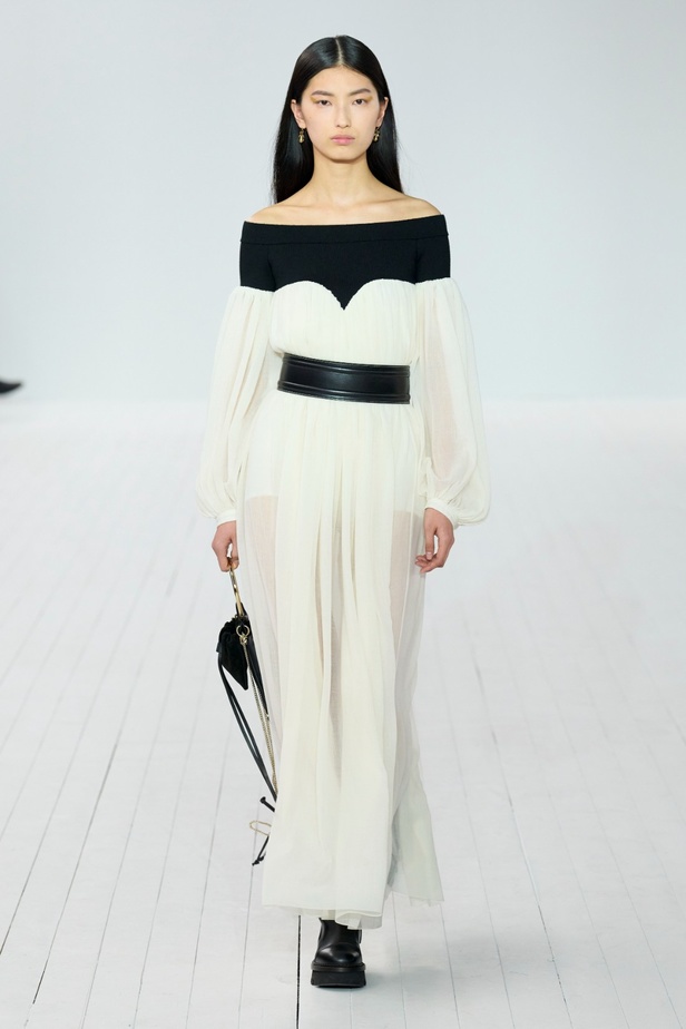 مجموعة Chloe لخريف وشتاء 2023-2024 تستكشف الأنوثة مع شغف التصاميم المستدامة