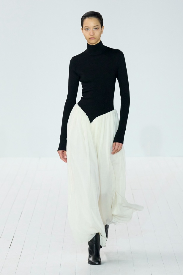 مجموعة Chloe لخريف وشتاء 2023-2024 تستكشف الأنوثة مع شغف التصاميم المستدامة