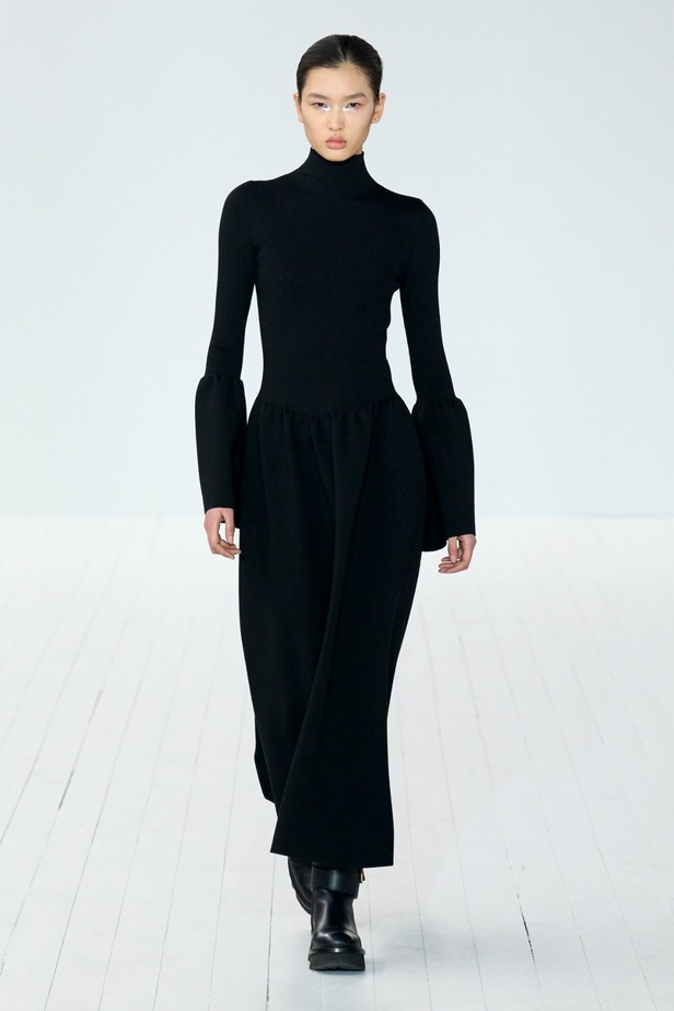 مجموعة Chloe لخريف وشتاء 2023-2024 تستكشف الأنوثة مع شغف التصاميم المستدامة