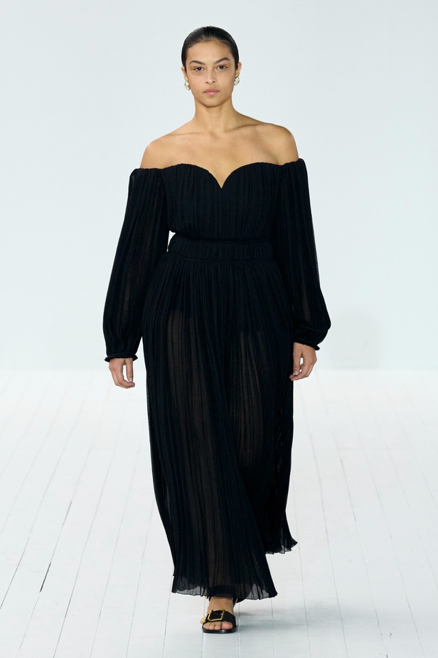 مجموعة Chloe لخريف وشتاء 2023-2024 تستكشف الأنوثة مع شغف التصاميم المستدامة