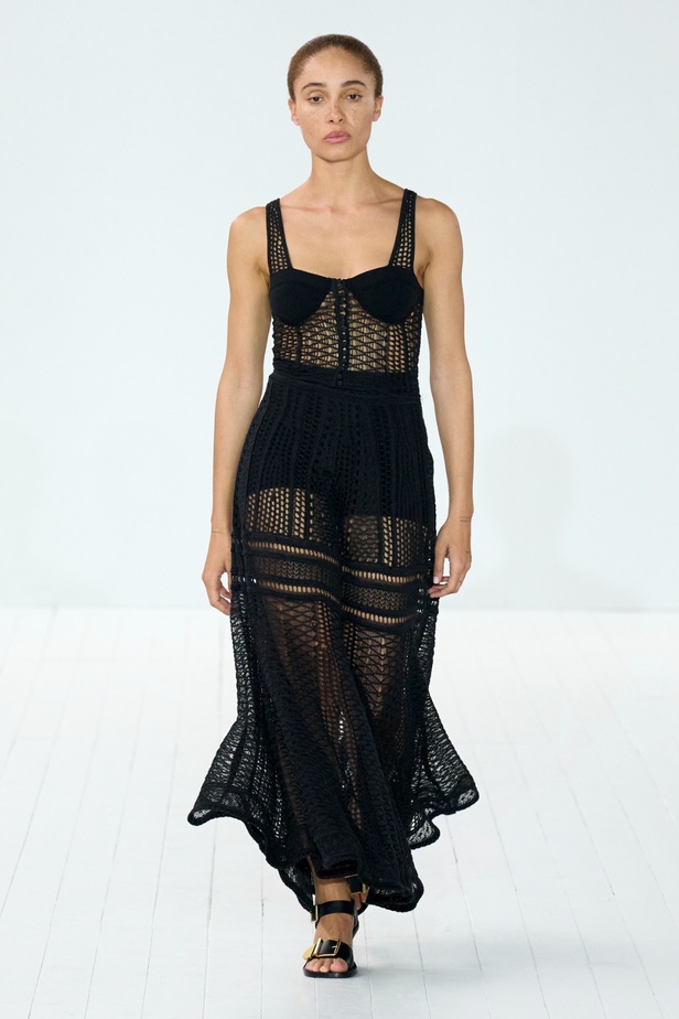 مجموعة Chloe لخريف وشتاء 2023-2024 تستكشف الأنوثة مع شغف التصاميم المستدامة