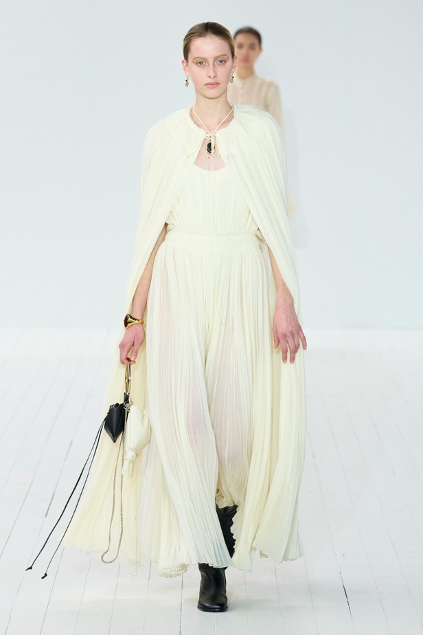 مجموعة Chloe لخريف وشتاء 2023-2024 تستكشف الأنوثة مع شغف التصاميم المستدامة