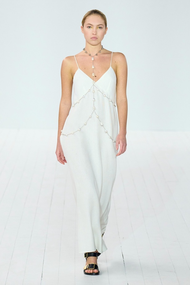 مجموعة Chloe لخريف وشتاء 2023-2024 تستكشف الأنوثة مع شغف التصاميم المستدامة