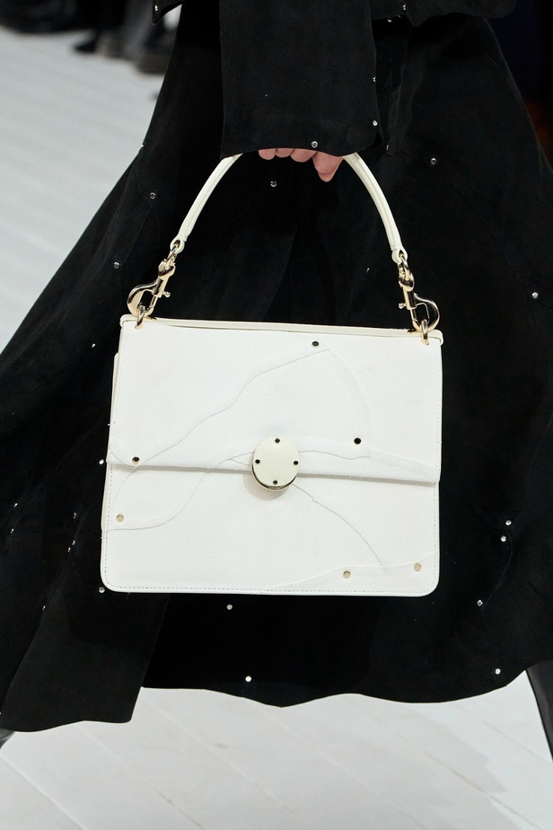 مجموعة Chloe لخريف وشتاء 2023-2024 تستكشف الأنوثة مع شغف التصاميم المستدامة