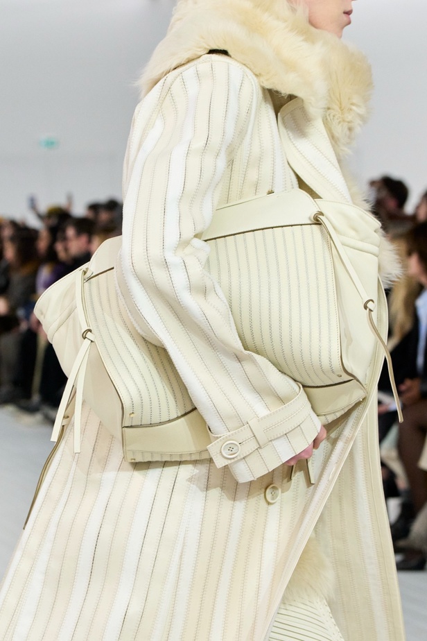 مجموعة Chloe لخريف وشتاء 2023-2024 تستكشف الأنوثة مع شغف التصاميم المستدامة