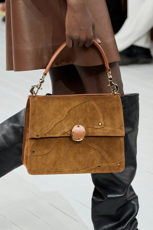 مجموعة Chloe لخريف وشتاء 2023-2024 تستكشف الأنوثة مع شغف التصاميم المستدامة