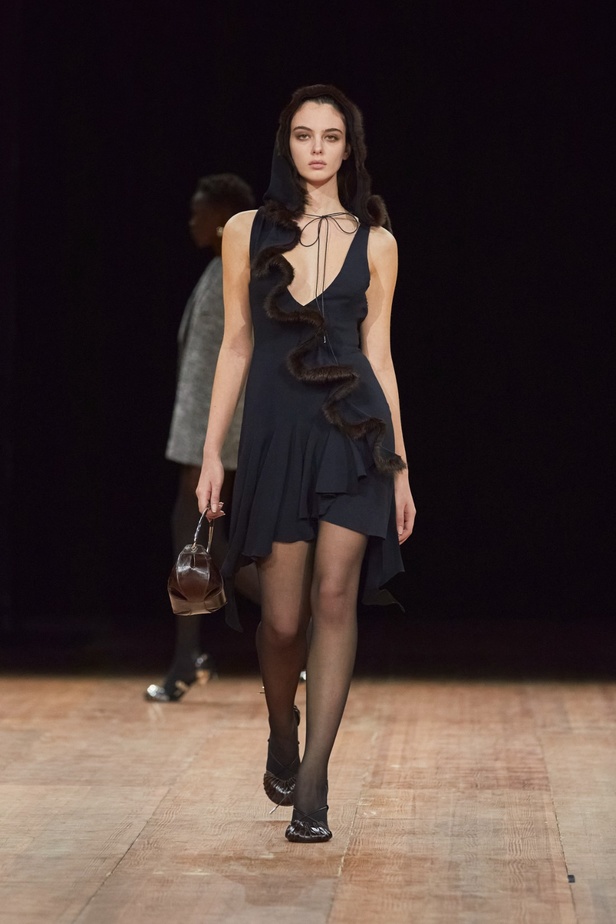 دار Coperni تخطف الأنظار مرّة جديدة... مواجهة بين عارضة الأزياء وروبوت على سترة