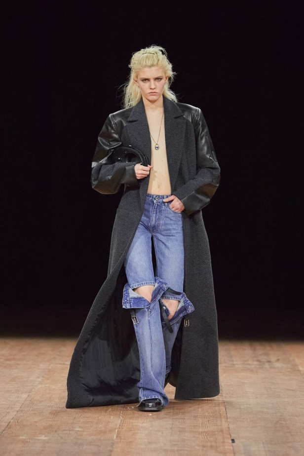 دار Coperni تخطف الأنظار مرّة جديدة... مواجهة بين عارضة الأزياء وروبوت على سترة