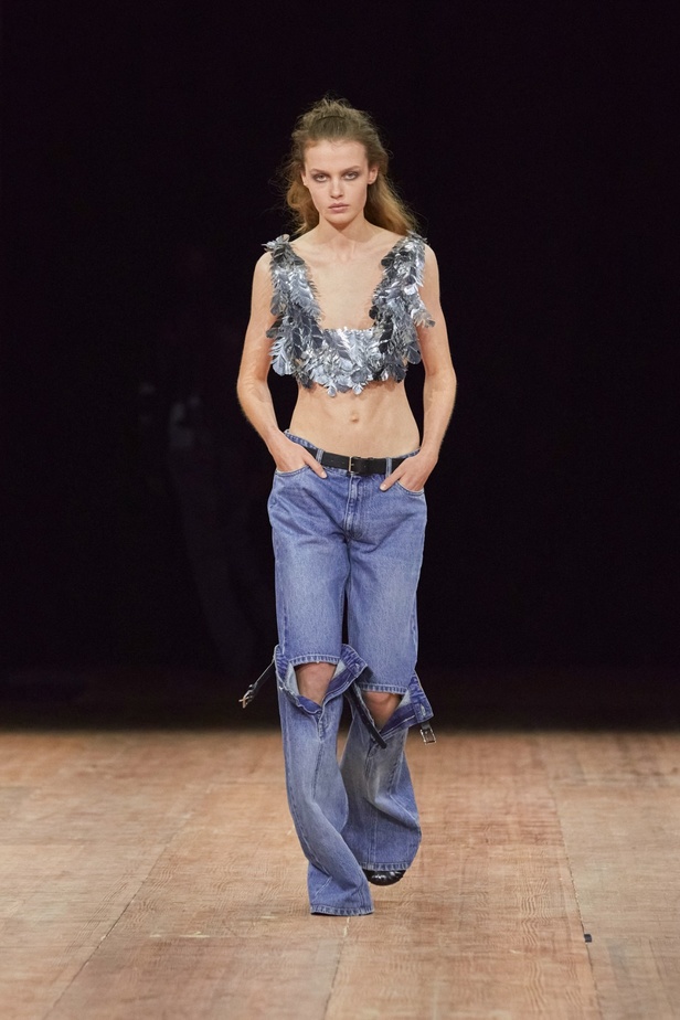 دار Coperni تخطف الأنظار مرّة جديدة... مواجهة بين عارضة الأزياء وروبوت على سترة