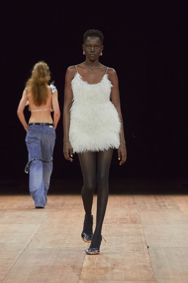 دار Coperni تخطف الأنظار مرّة جديدة... مواجهة بين عارضة الأزياء وروبوت على سترة