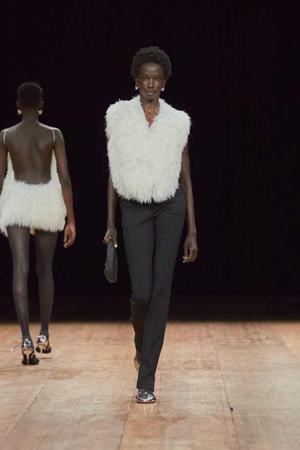 دار Coperni تخطف الأنظار مرّة جديدة... مواجهة بين عارضة الأزياء وروبوت على سترة