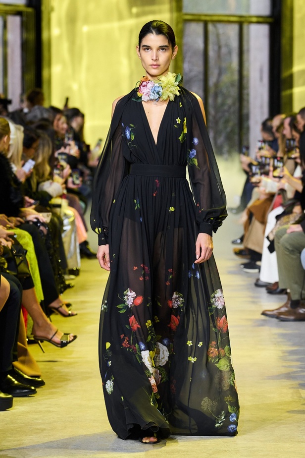 مجموعة ايلي صعب لخريف وشتاء 2023-2024 لوحة شتوية مزهرة غنيّة بالتفاصيل المبهرة