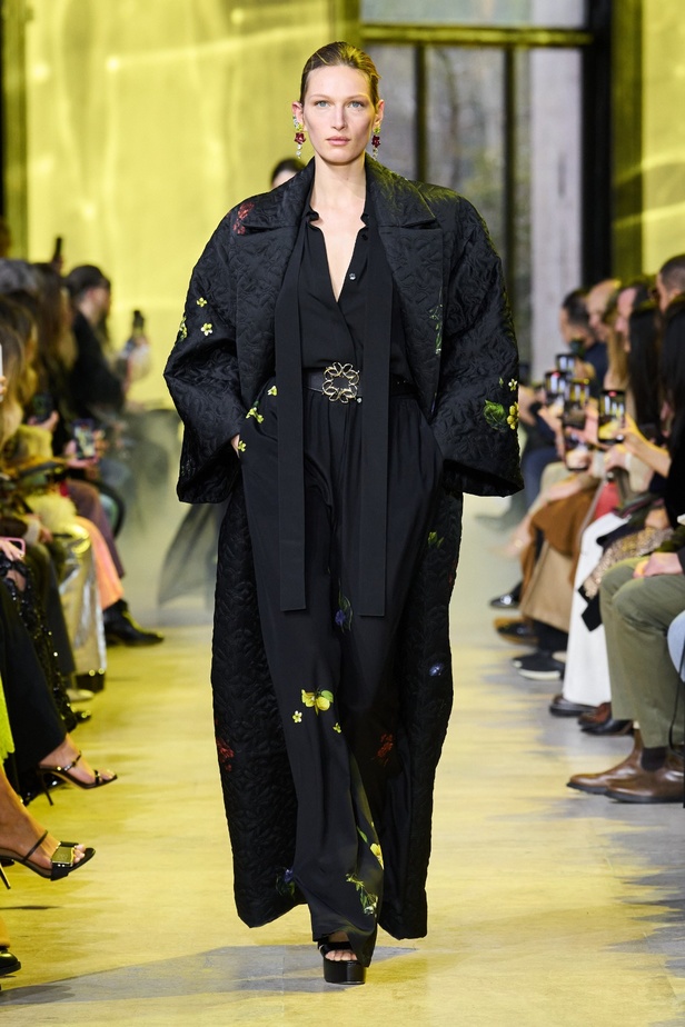 مجموعة ايلي صعب لخريف وشتاء 2023-2024 لوحة شتوية مزهرة غنيّة بالتفاصيل المبهرة