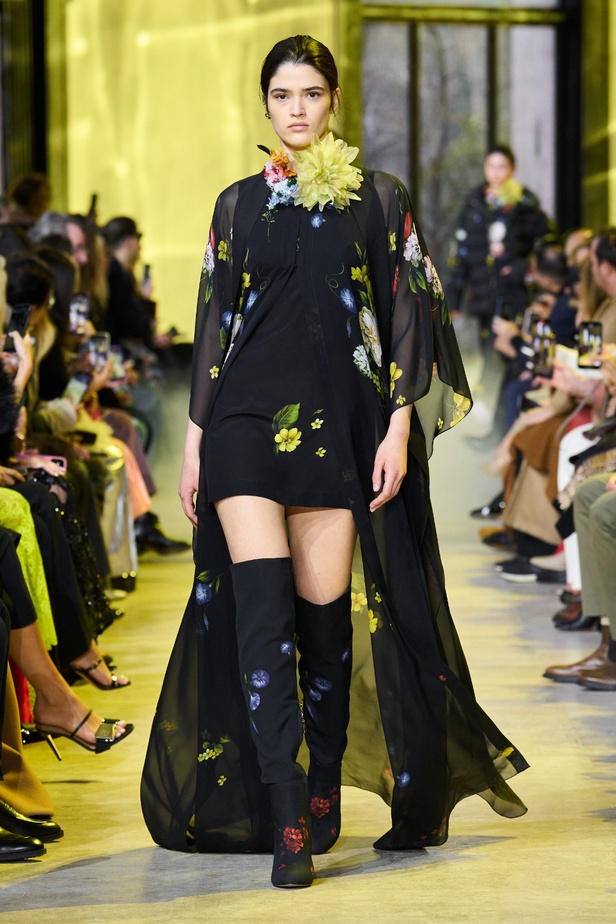 مجموعة ايلي صعب لخريف وشتاء 2023-2024 لوحة شتوية مزهرة غنيّة بالتفاصيل المبهرة