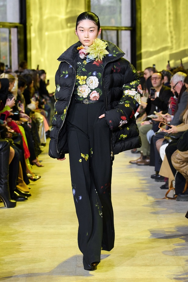 مجموعة ايلي صعب لخريف وشتاء 2023-2024 لوحة شتوية مزهرة غنيّة بالتفاصيل المبهرة