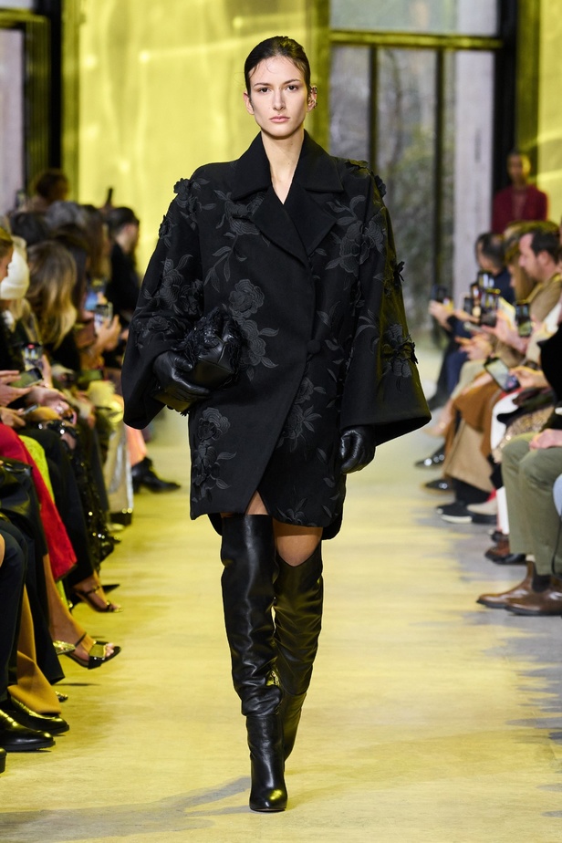 مجموعة ايلي صعب لخريف وشتاء 2023-2024 لوحة شتوية مزهرة غنيّة بالتفاصيل المبهرة